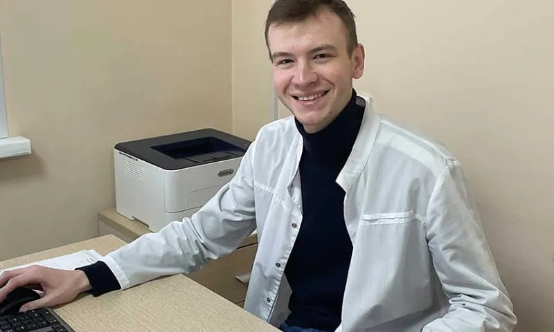 Молодой специалист лечит маленьких пациентов в районной больнице Рубцовска 