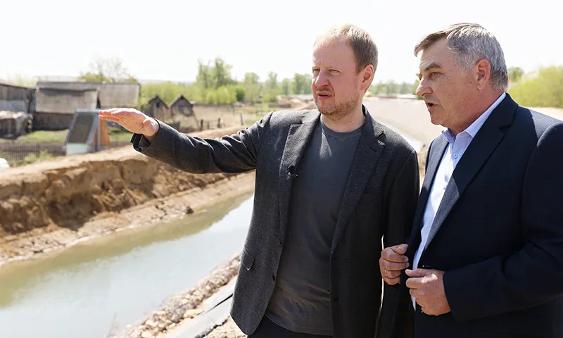 Виктор Томенко проинспектировал ход строительства защитной дамбы в Алтайском крае