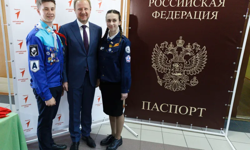 Губернатор Виктор Томенко вручил паспорта активистам «Движения первых»