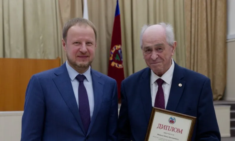 Губернатор Виктор Томенко наградил ученых Алтайского края за вклад в формирование технологического суверенитета страны