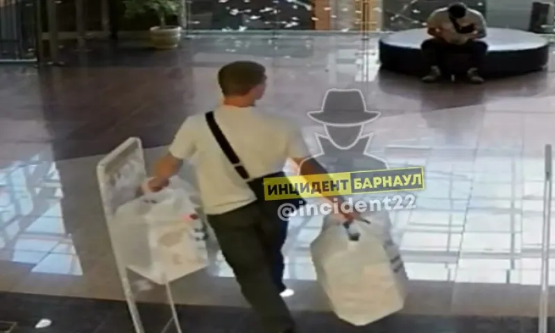Доигрались: в Барнауле ищут ограбивших детский магазин мужчин 