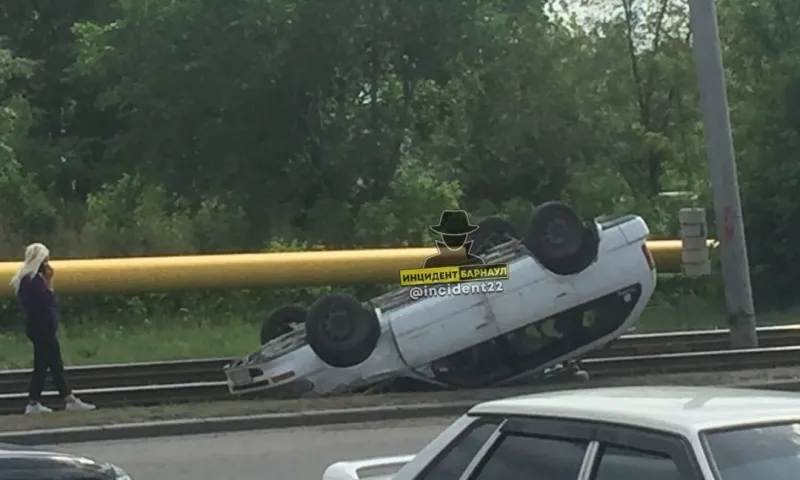 Автомобиль опрокинулся на крышу в Барнауле