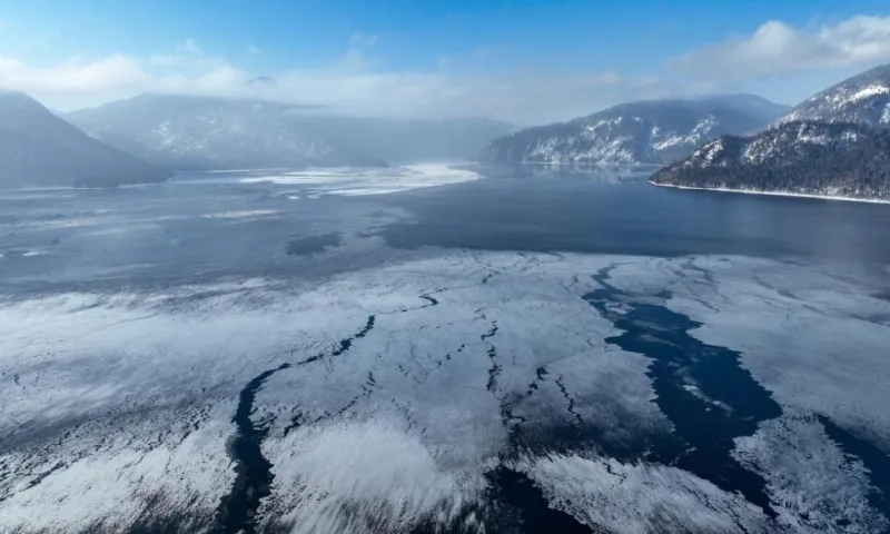 Телецкое озеро частично замёрзло