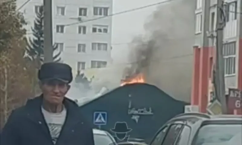 В Барнауле сотрудники МЧС потушили пожар в двухэтажном здании