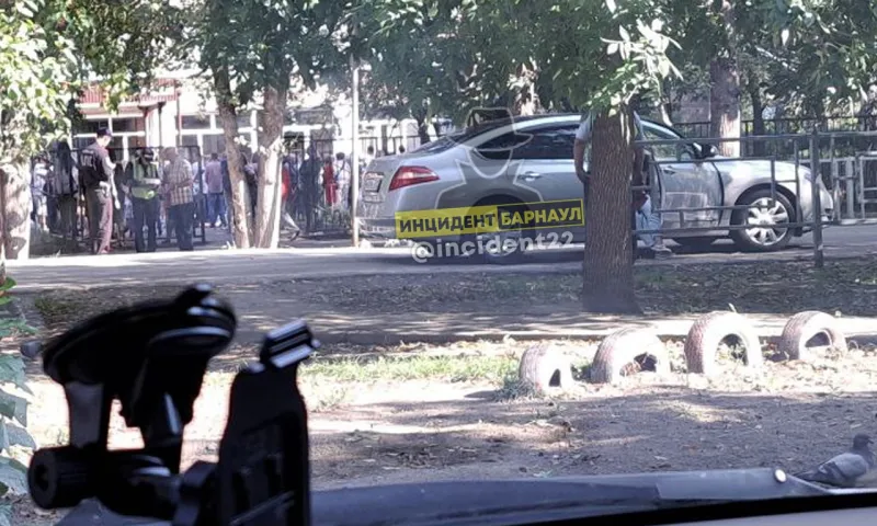 Мужчину, ведущего ребенка на школьную линейку, сбили в Барнауле