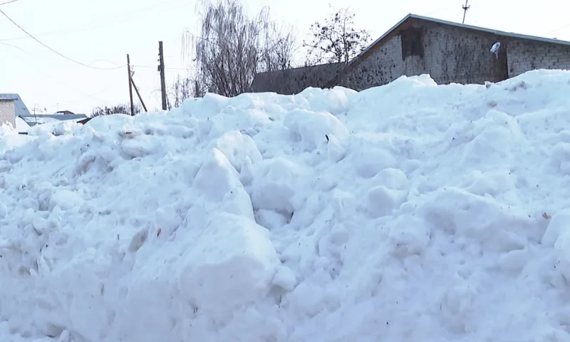 Огромные сугробы вдоль проезжей части дорог беспокоят барнаульцев