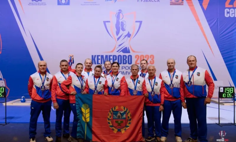 Сборная Алтайского края победила на Всероссийских соревнованиях ветеранов-гиревиков в Кемерове