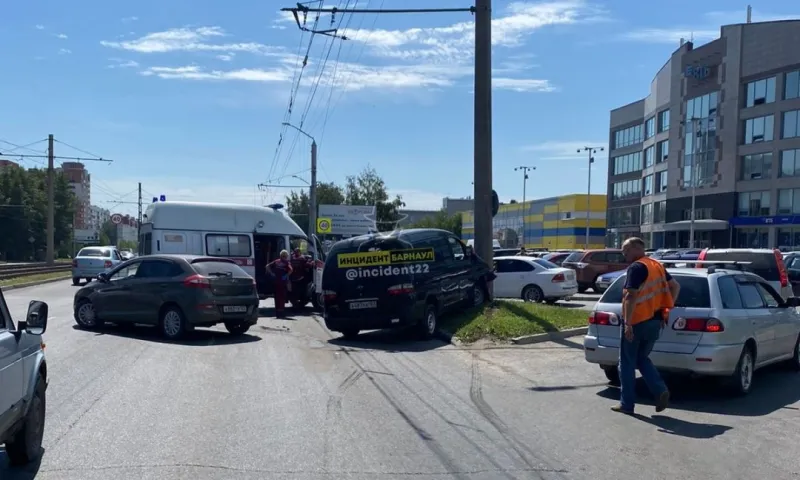 ДТП с фонарным столбом произошло в Барнауле
