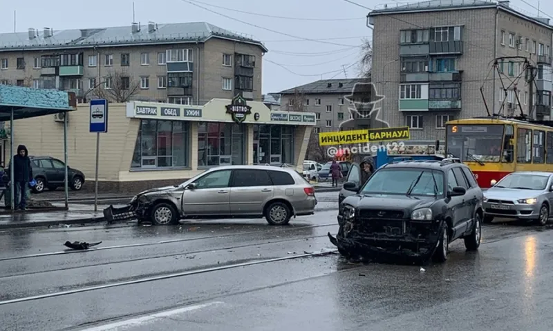 В Барнауле из-за аварии встало движение трамваев