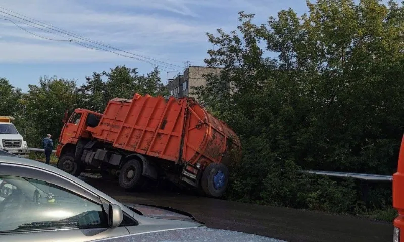 Мусоровоз съехал с дороги в Барнауле