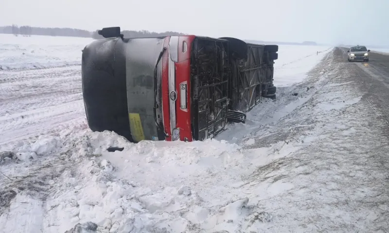 Госавтоинспекция выясняет обстоятельства ДТП с перевернувшимся автобусом в Алтайском крае