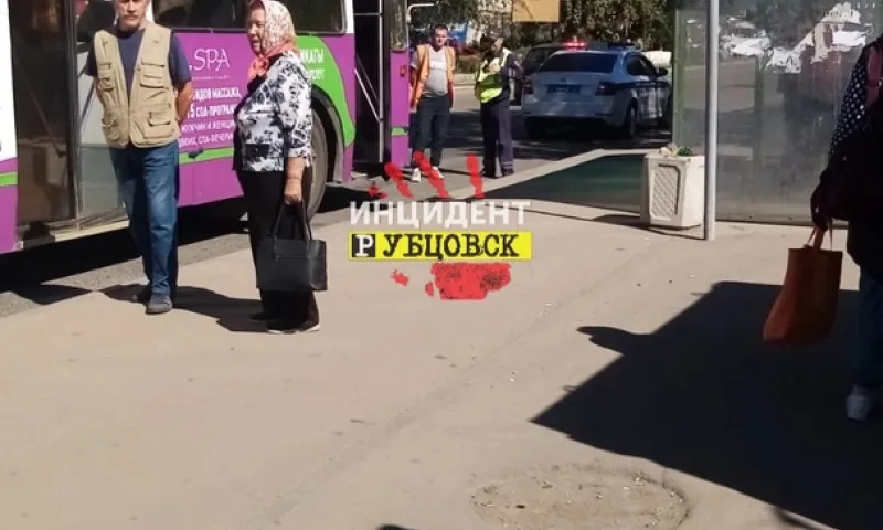 Пенсионерка выпала из троллейбуса в Алтайском крае
