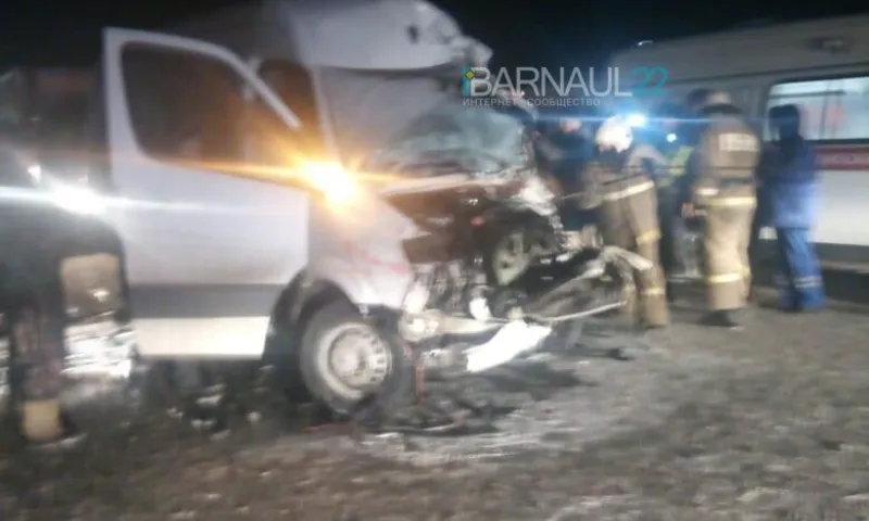 «Газель» столкнулась с пассажирским автобусом на алтайской трассе