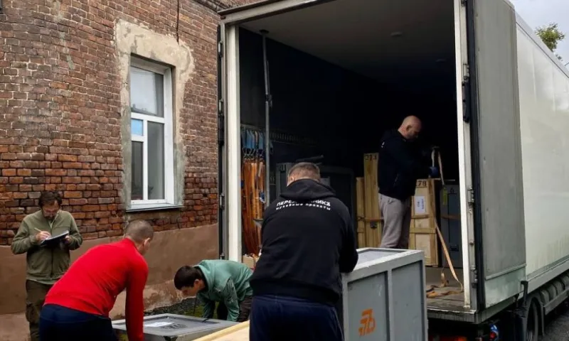 Произведения искусства из Санкт-Петербурга прибыли в Барнаул