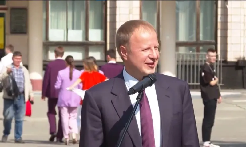 Виктор Томенко посетил торжественную линейку в Алтайском техническом университете
