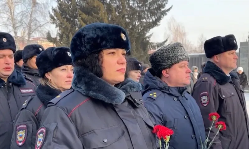 Бийские полицейские почтили память погибших в блокаде жителей Ленинграда