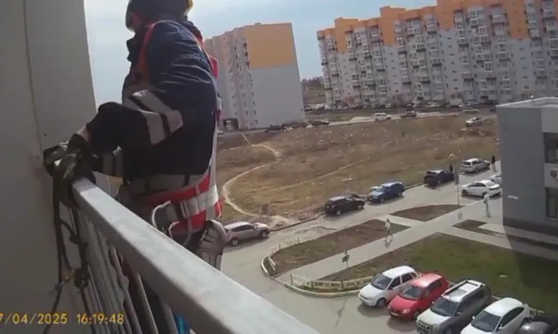 Спасатели пришли на помощь запертому в квартире ребёнку