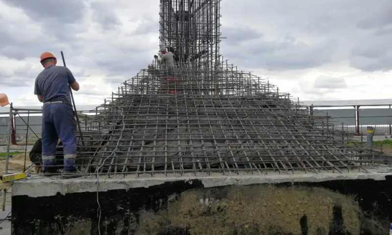 В Барнауле возводят основание к стеле «Город трудовой доблести»