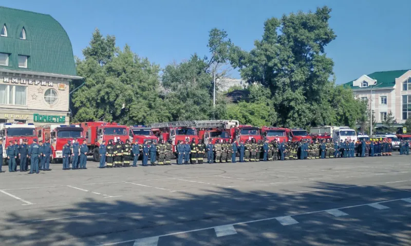 Гарнизонный развод личного состава государственной противопожарной службы ГУ МЧС России по Алтайскому краю состоялся в Барнауле