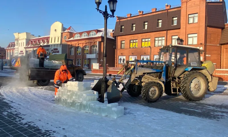 Лёд для обустройства новогодней площадки привезли в Барнауле