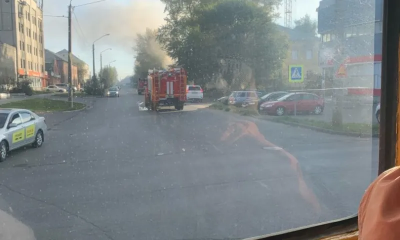 Малоэтажный жилой дом загорелся в Барнауле