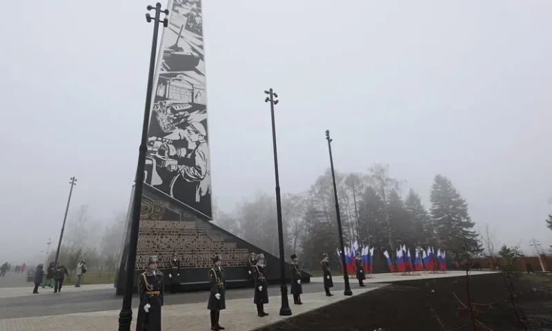 В Барнауле открыли стелу «Город трудовой доблести»
