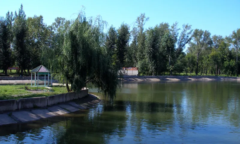 Городские власти восстановят водоем в барнаульском парке «Изумрудный»