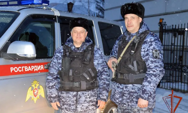 Росгвардеец починил заглохшую посреди дороги машину в Барнауле