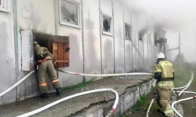 Спасатели ликвидировали большой пожар на почтовом складе в Бийске