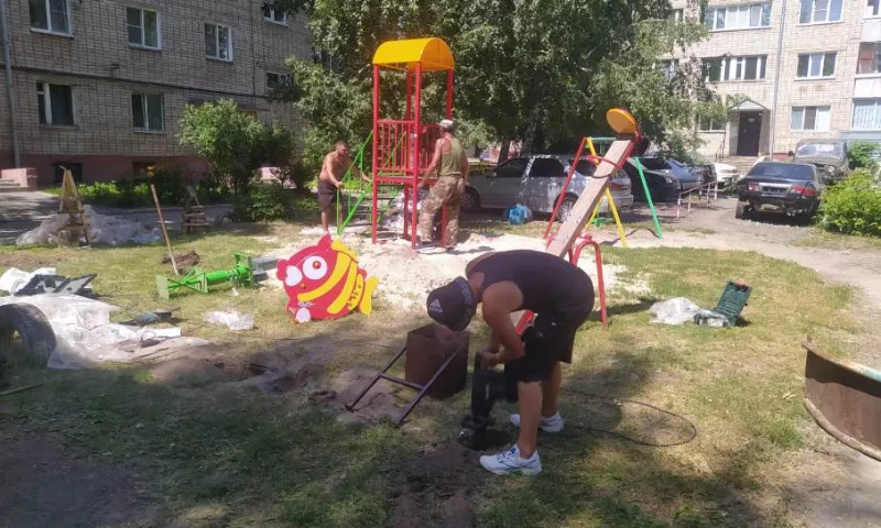 Новую детскую площадку построили в Ленинском районе Барнаула