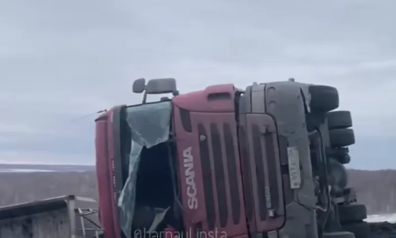 На трассе Барнаул – Бийск опрокинулась фура