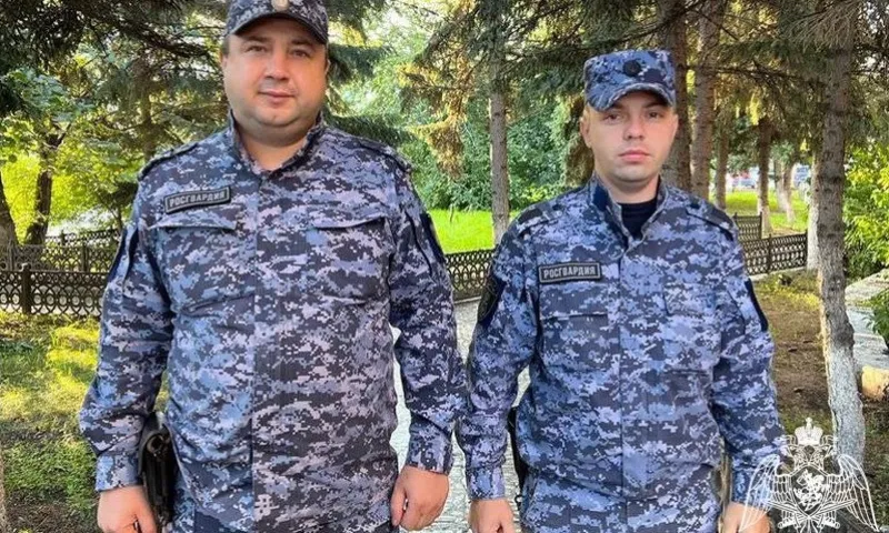 Троих малолетних детей спасли из запертой квартиры в Новоалтайске
