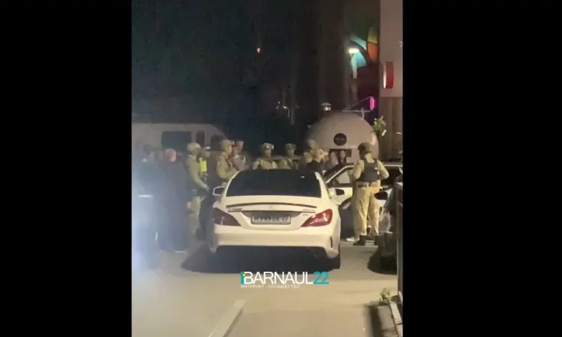 Правоохранительные службы провели ночной рейд в Барнауле
