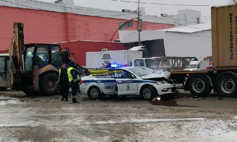 ДТП с участием автомобиля ДПС произошло в Барнауле