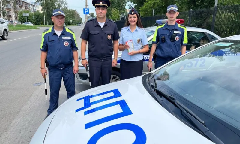 Сотрудники ГАИ подарили билеты в цирк юным пассажирам и их родителям в Барнауле