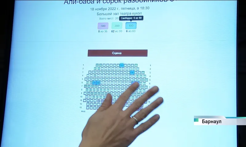 Рассказываем, как работает первый в Сибири билетомат в театре в Барнауле