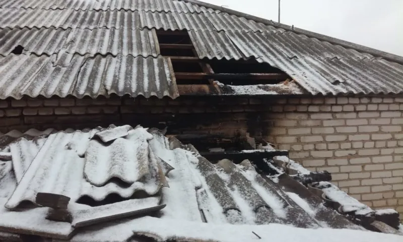 Пожарные спасли дом многодетной семьи от огня в Алтайском крае