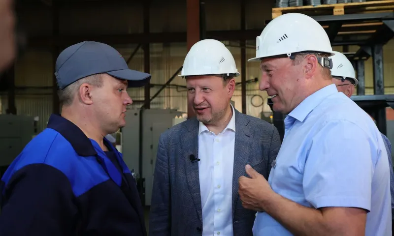 Виктор Томенко посетил Леньковский сельмашзавод в Алтайском крае