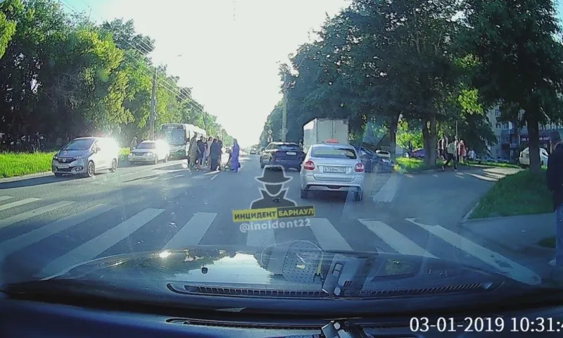 Сбившему двух девочек в Барнауле водителю запретили приближаться к одной из потерпевших