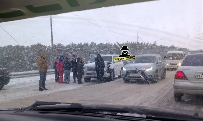 Огромная пробка образовалась в Барнауле из-за ДТП