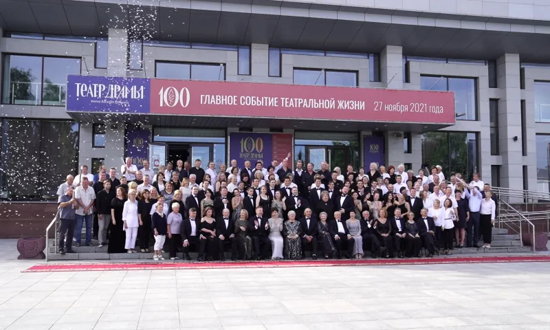 И больше сотни: в Алтайском краевом театре драмы сделали уникальную фотографию в честь окончания юбилейного сезона