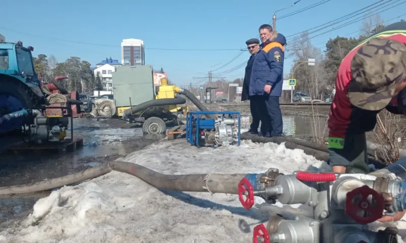Талую воду откачивают с проезжей части в Барнауле
