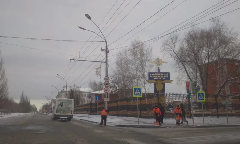 В Барнауле дорожные рабочие приступили к очистке улиц после снегопада