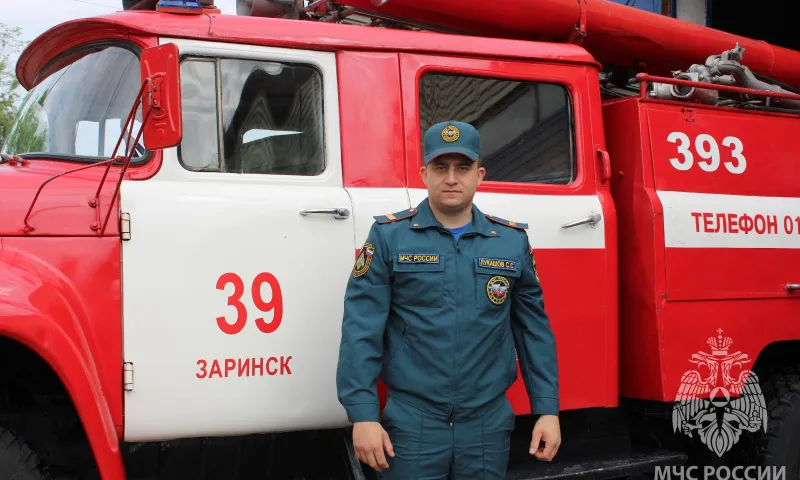 Пожарный в нерабочее время спас утопающего ребенка в Алтайском крае