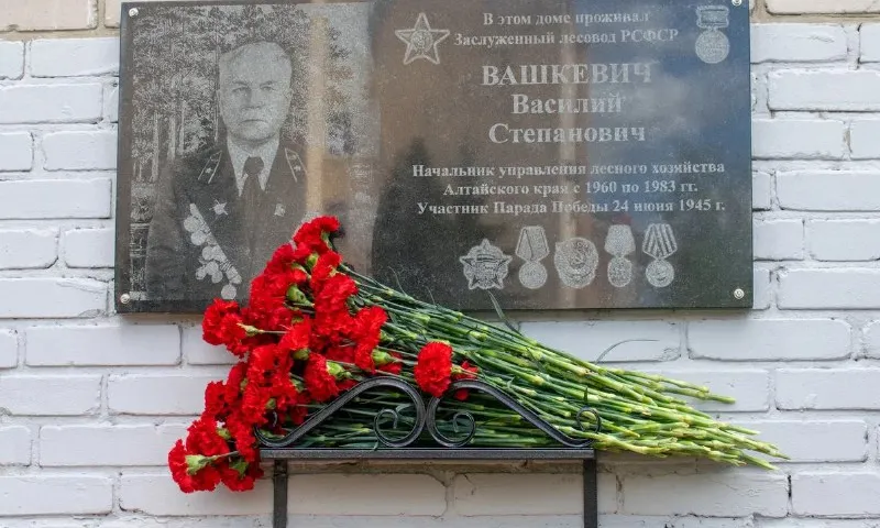 Мемориальную доску заслуженному лесоводу России открыли в Барнауле