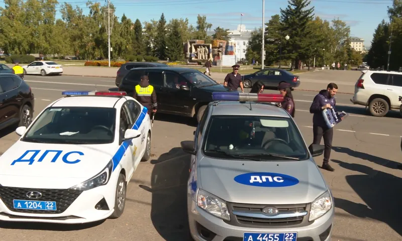 Инспекторы ГАИ вместе с игроками «Динамо-Алтай» напомнили барнаульцам о важности соблюдения ПДД