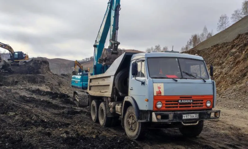 Дорожную технику Алтайского края украсили ко Дню Победы