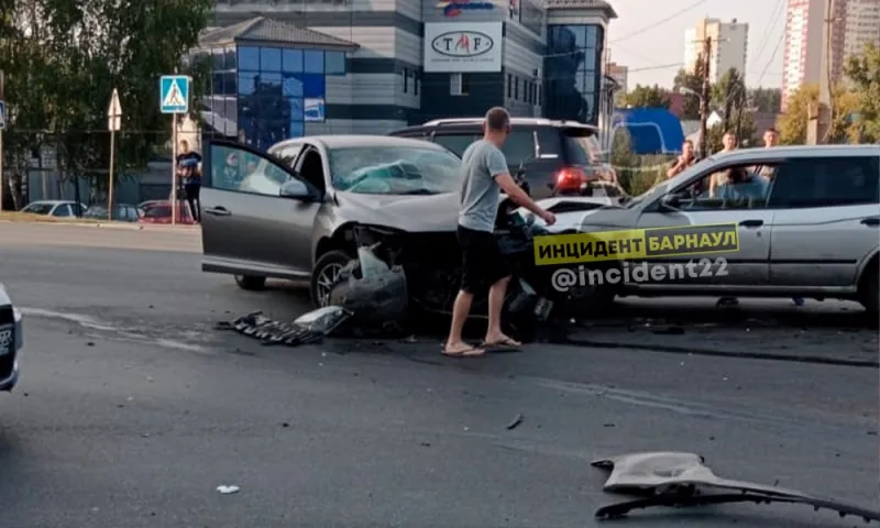 Массовая авария произошла на оживленном участке дороги в Барнауле