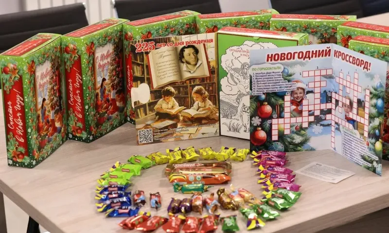 На кондитерской фабрике «Алтай» показали, как собирают губернаторские новогодние подарки для школьников