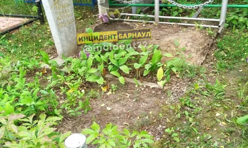 На барнаульском кладбище орудуют вандалы